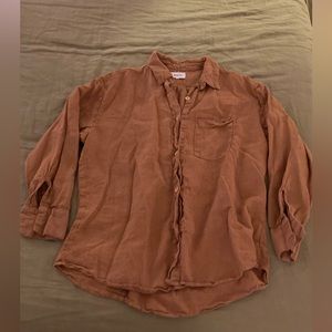 Mate the label linen button up top